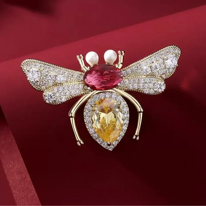 Men'S Accessories Trends 2025 - 1 Broche Vintage de Abelha para