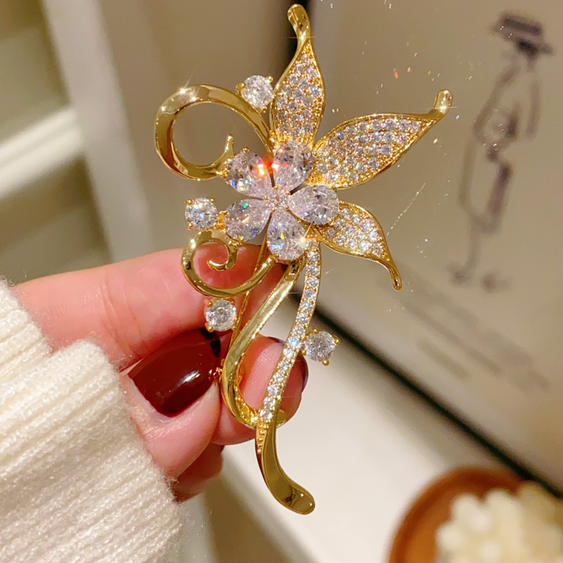 Men'S Accessories Trends 2025 - Broche de flor vibrante para mulheres